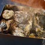 播磨灘産牡蠣は山からの栄養分を多く含んでいるので、焼いても身が縮まないのが特徴です。特製だしで蒸した牡蠣をポン酢でさっぱりと。1P 230円 / 3P 690円 / 5P 1,130円