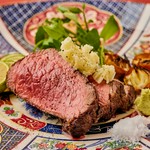牛肩肉の一番柔らかい赤身肉です。しっとりと焼き上げ、ガーリックバターを添えました。