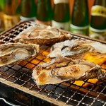 播磨灘産牡蠣は山からの栄養分を多く含んでいるので、焼いても身が縮まないのが特徴です。牡蠣の持つ塩味と旨味をご堪能ください。1P 230円 / 3P 690円 / 5P 1,130円