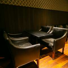 心地よく過ごせる。間接照明に照らされたシックな空間