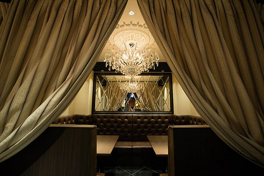 シャンデリアの灯りがフロアを照らす、ラグジュアリーな空間