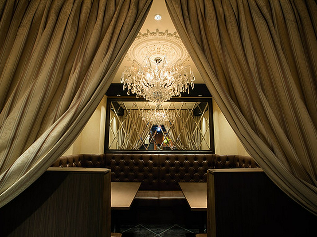 シャンデリアの灯りがフロアを照らす、ラグジュアリーな空間