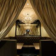 落ち着いた雰囲気のカウンターや、会話とお酒をゆったり楽しめるテーブル席、ラグジュアリーな印象のカーテン付き個室（VIPROOM）などを用意しております。団体利用も可能なため、お気軽にご相談ください。