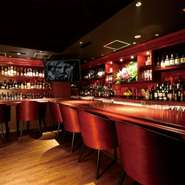 女性のお一人様でも気兼ねなくご利用いただけるカウンター席。豊富なボトルから自分に合った一杯を探してみるもよし、バーテンダーと交わすやりとりを楽しむもよし。気ままなお一人様を満喫いただけます。