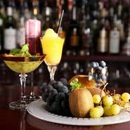 女性でも飲みやすいフルーツカクテルを取り揃え、落ち着いた空間を楽しむことができるため大人女子会に最適です。
