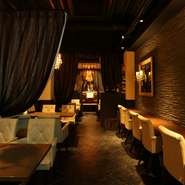 店内は手前がカウンター、奥にテーブル席と、それぞれに趣向を凝らした空間が広がります。隠れ家的空間でビジネスシーンでの接待に最適です。