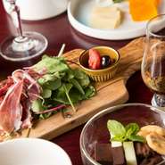 ウィスキーなどのお酒と共にお楽しみいただけるアラカルト。イベリコ豚の生ハムやチーズの盛り合せなど、アクセントを添える一品から、食後に嬉しいスイーツまで、各種取り揃えております。