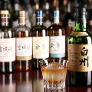 洋酒の品揃えは600種類にものぼり、初心者にオススメの一本から、通好みの一本まで豊富に取り揃えております。好みや気分に合わせた提案もできますので、気軽にバーデンターまでご相談ください。