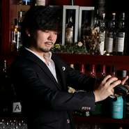 “ご来店いただいた瞬間よりも笑顔になっていただきたいですね”と小川氏。【Bar Lumiere】で過ごした時間が、明日以降の日常の糧になる…。そんなお店づくりを目標に掲げています。