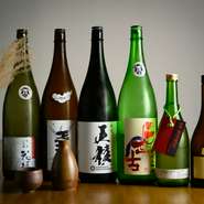 上川大雪酒造、小林酒造、二世古酒造など、北海道の名蔵元の地酒が充実。加えて、三重「而今」、島根「王祿」、秋田「新政」をはじめ、日本各地の名酒を順次入れ替えてオンリスト。季節酒も充実しています。