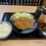 サクサク衣とジューシーなロースカツがたまらない！ご飯、サラダ、お味噌汁付きでボリューム満点。大満足の定食をぜひお楽しみください。