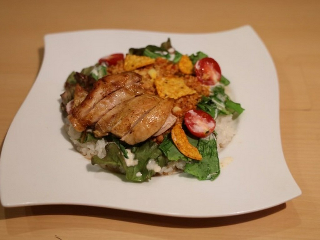 自家製仕込みのガーリックチキンタコライス