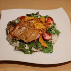 自家製仕込みのガーリックチキンタコライス