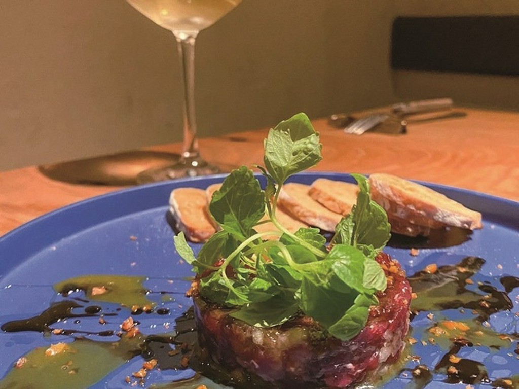 50種類にのぼる自然派ワイン。気軽に楽しめるグラスワインもあり