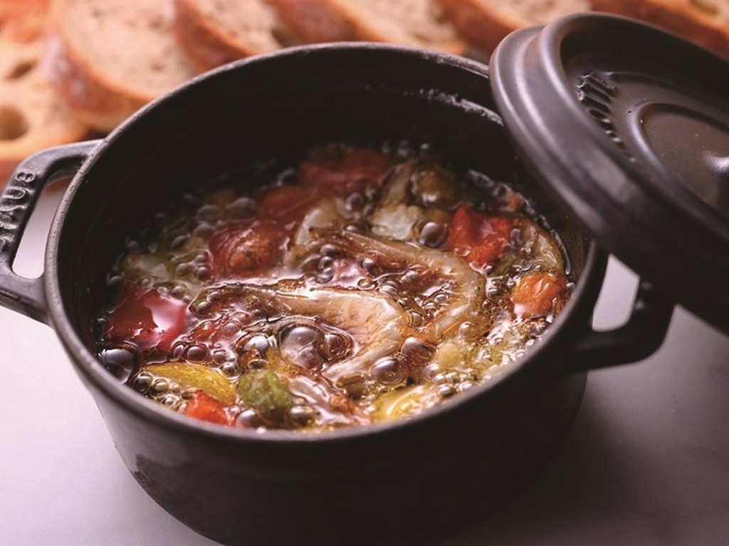 たっぷり具材を特製バゲットといただく『本日のアヒージョ』