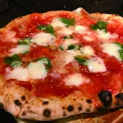 名物！薪窯で焼きあげる『ピッツァ　マルゲリータ』（大葉）