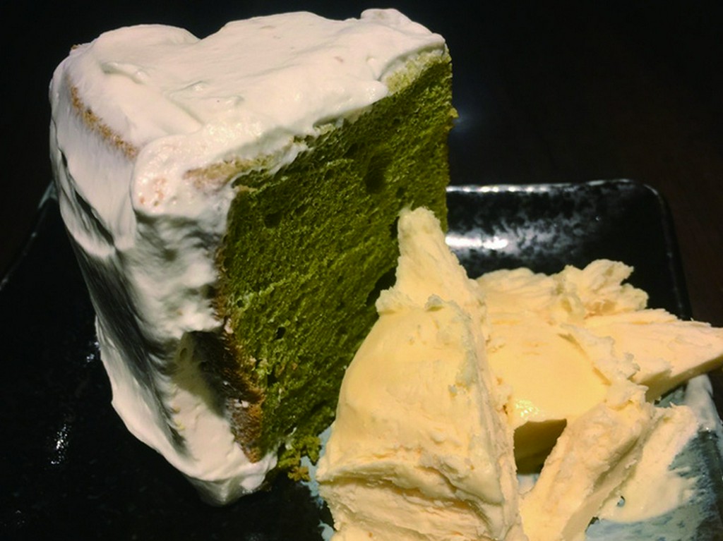 薪窯で焼き上げるシフォンケーキなど、至福の『スイーツ』