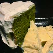 外はふわふわ、中はしっとり！としたシフォンケーキは薪窯で焼き上げています。ほかにも、クリームチーズでつくるチーズケーキやアイスクリームと、人気の味わいばかり。季節の果物と共に召し上がれ。