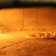 450℃にもなるナポリの薪窯で、外はカリッと、中はモッチリとしたピッツアを焼き上げています。薪窯で焼いたピッツアは、とっても芳ばしくて、イタリア直送のモッツアレラチーズでさらに本場の味わいに。
