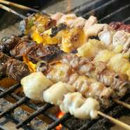 旨みが凝縮された上質な親鶏をあえて選び、その味わいを熟成させることでさらにおいしさを引き出しています。丁寧な下処理で、鶏のさまざまな部位を存分に。特に「つくね」は、その味わいに熱烈なファンもいるそう。