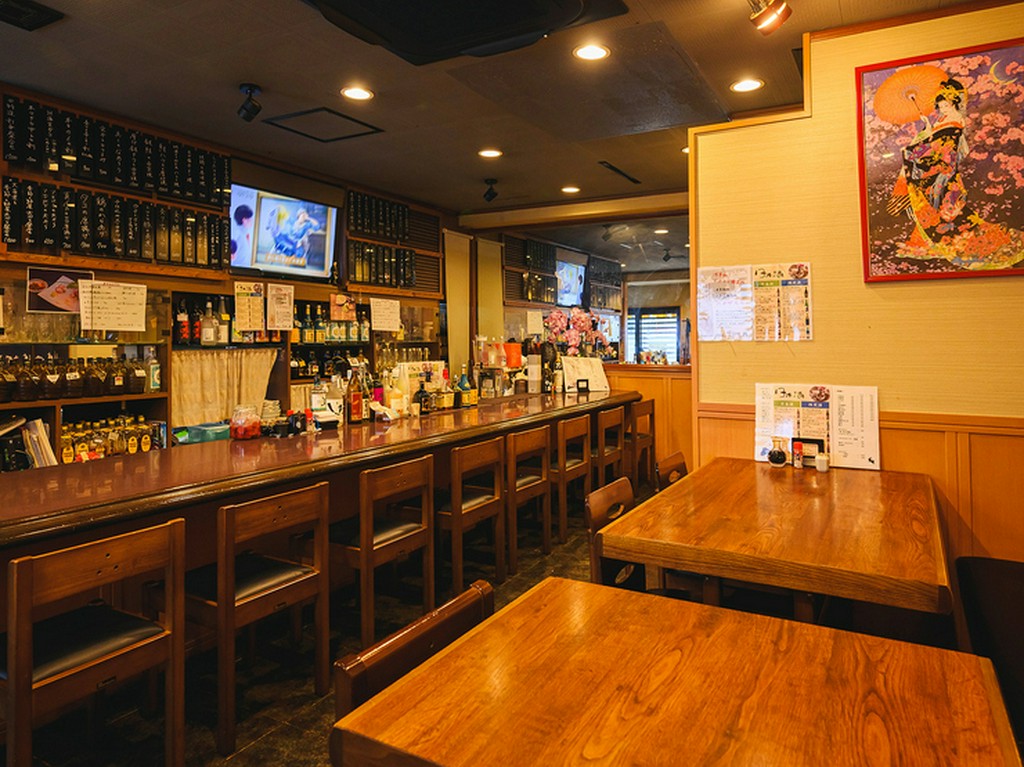 スタッフとの会話や、粋なお一人様も楽しめるカウンター席