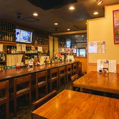 スタッフとの会話や、粋なお一人様も楽しめるカウンター席