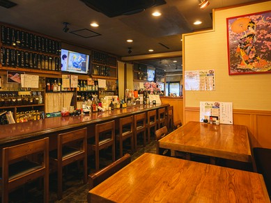 スタッフとの会話や、粋なお一人様も楽しめるカウンター席