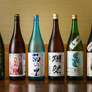 旬の料理や今日のオススメ料理と味わいたいのが、飲み頃の日本酒。日本酒は定番のお酒に加えて、期間限定酒も用意。季節によってガラリと変わるラインナップも見どころです。