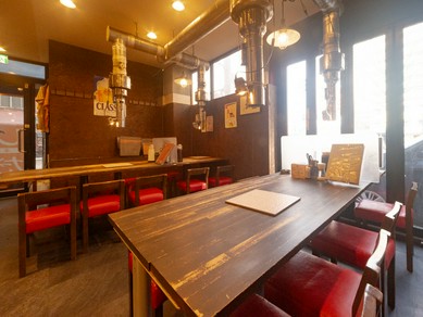 食事を楽しみながらゆったり会話が弾むデートに