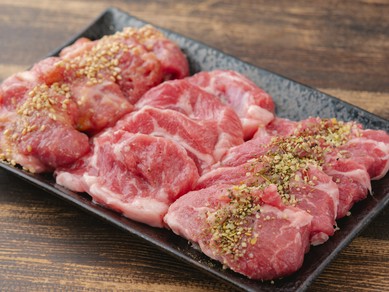 3つの味で旨みを引き出す、食べ比べが楽しい『特上ラムカルビ3種盛』