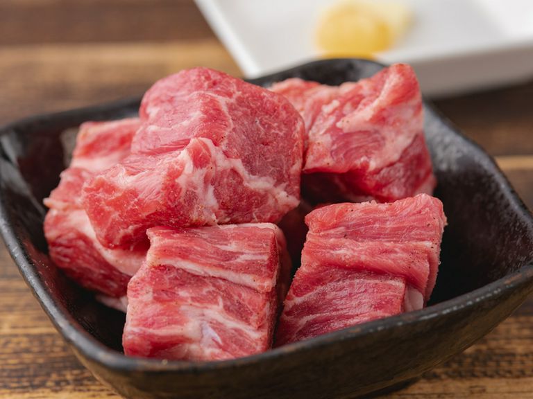 炭火で引き立つ香ばしさ。にんにくバターが寄り添う『ラム肩ロース』