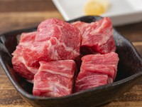 ［おすすめ］炭火で引き立つ香ばしさ。にんにくバターが寄り添う『ラム肩ロース』