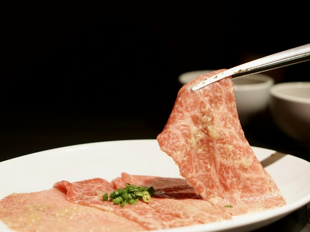 特別な記念日を祝うために、主役のためだけの肉ケーキを