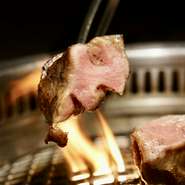 豊富なメニューが用意され「どの方も満足できるように」と考えられています。飲み放題のオプションもあり、好きな飲み物とともに心ゆくまで料理を満喫。特に、グループでの集まりや大切な会食にオススメです。