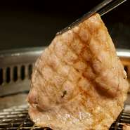 内装はシンプルでありながら温かみのあるデザインが施され、心地良い雰囲気が広がっています。店内の照明も、食事に集中できるように考慮。【焼肉　基】を訪れると、忙しい日常を忘れられそうです。