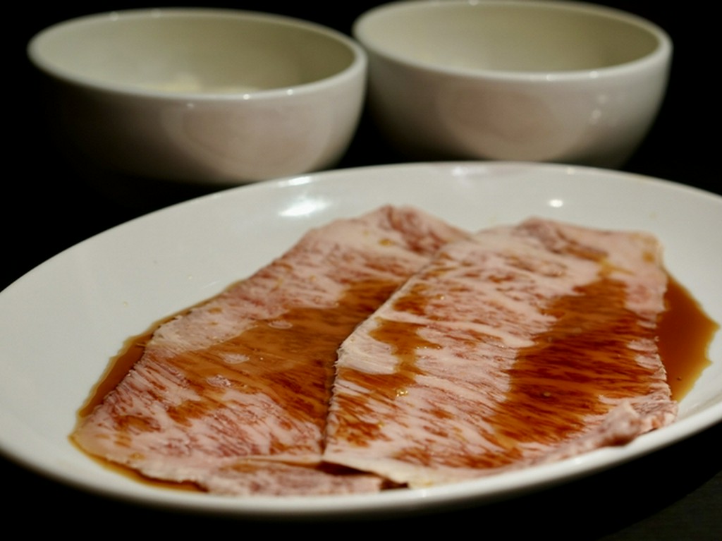 サーロインの温かさと特製ダレの滑らかさが絶妙に絡み合う『HAJIME焼き』