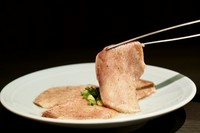 タンの中でも特に限られた部分から切り出された特別な一枚。柔らかな食感が広がり、旨みも感じられます。噛むほどに溶ける肉質と、自然な甘みが織りなす余韻が特徴的です。