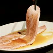 脂ののった長いカルビを焼き上げた後、たっぷりの大根おろしを巻いてからいただきます。大根おろしのさっぱりとした味わいがカルビの脂と溶け合い、新たなおいしさを発見。