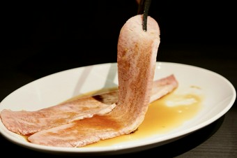 大根おろしで引き立たせるジューシーなカルビの旨み『HAJIMEカルビ』