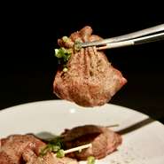 ねぎのシャキシャキした食感とタンのジューシーな旨みが、絶妙に絡み合う逸品。焼くことでねぎの甘みがより一層引き出され、タンの柔らかさと相まって食欲をそそります。