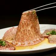 部位ごとに最適な処理を施し、無駄なくすべての部分を活用。肉質にも一貫性があり、どの部位を選んでも均等なおいしさを楽しめます。さらに、希少部位やなかなか味わえない部位も取り扱うことが可能。