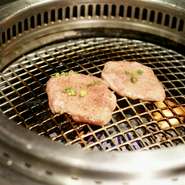 JRや地下鉄の駅から5分ほどの距離に位置しているため、アクセスが非常に便利です。落ち着いた雰囲気の個室も完備されており、プライベートを大切にしたい方に喜ばれています。