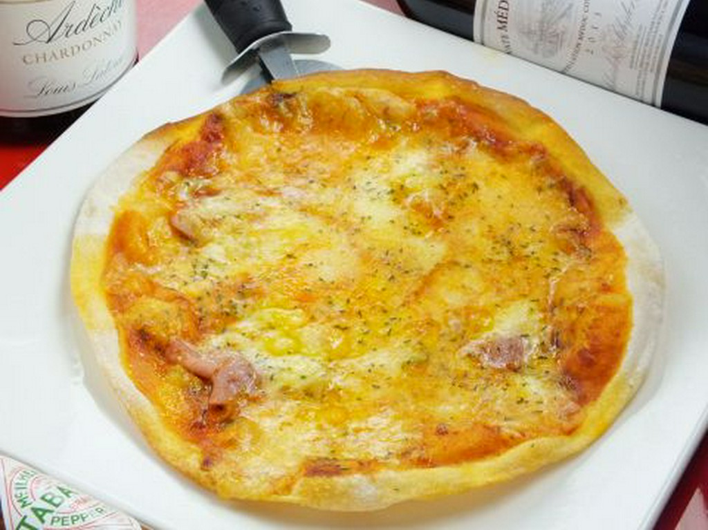 ワインやカクテルのお供に。新鮮な野菜や魚介類を使った逸品が揃う『ピザ各種』