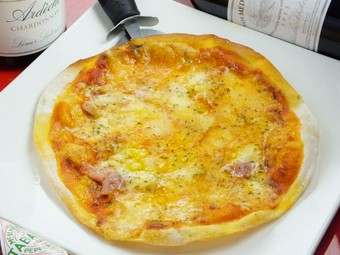 ワインやカクテルのお供に。新鮮な野菜や魚介類を使った逸品が揃う『ピザ各種』