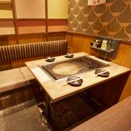 店内はおしゃれで落ち着いた雰囲気。お席はお一人様でも広々と使えるカウンター席、背にクッションがあってリラックスできるテーブル席があり居心地抜群です。プライベートを確保した完全個室は各種ご宴会に最適。