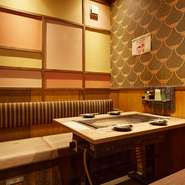 プライベート感のある4名用の完全個室は接待利用にオススメ。定番からお店オリジナルの変わり種までバリエーション豊富なもんじゃ焼きをゆったりと堪能できます。