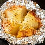 温かな気候＆太陽の恵みで甘くおいしく育った淡路島玉葱を丸ごと焼き上げた鉄板料理です。じっくり火を通すことで素材の甘みが一層増す極上の逸品。女性にもオススメです。