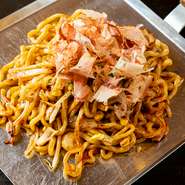 【麦】オリジナルソースを絡めていただく『焼きそば』は、ミックス・塩ガーリック・ホルモンの全3種。海老・もやし・キャベツが入った名物メニューです。