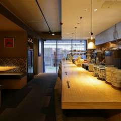 親しみやすい雰囲気のオープンキッチンで、店主と会話を楽しむ