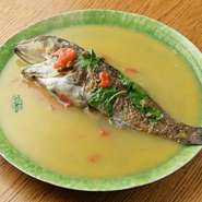 函館から直送される新鮮な旬魚。厳選された季節の恵みを使用したアクアパッツアには、シェフのこだわりが詰まっています。魚のだしがたっぷり出た濃厚なスープが旨い一皿。